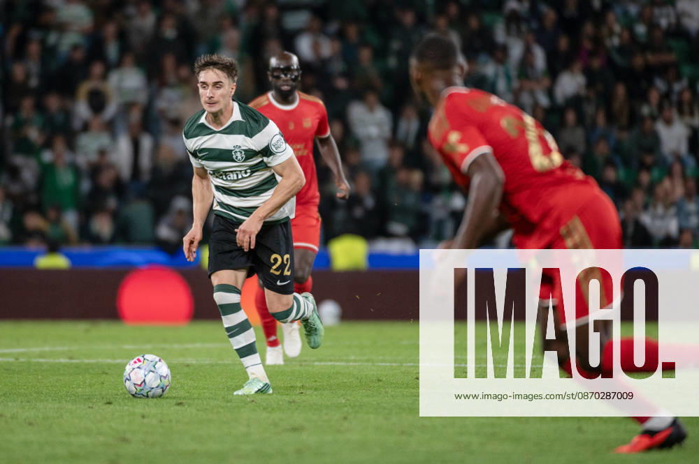 Sporting CP defender IVAN FRESNEDA runs with the ball as LASK players close in during their UEFA Champions League league phase matchday three match at Estadio Jose Alvalade in Lisbon, Portugal, on October 21, 2026. Lisbon Portugal - ZUMAr238 20261021_zip_r238_058