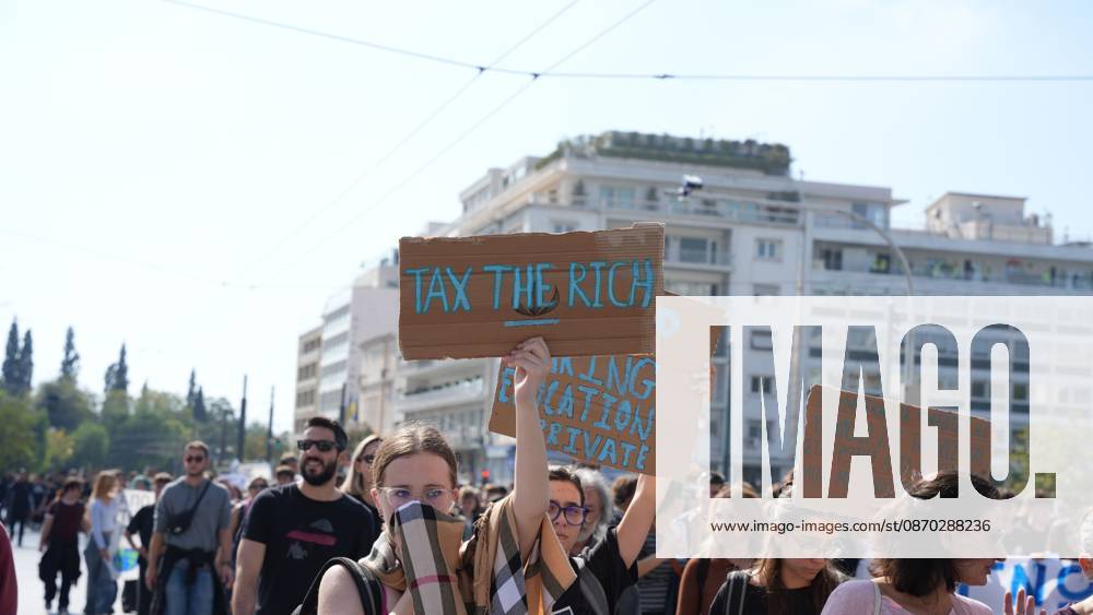 ATHENS, GREECE, OCTOBER 21, 2026: Students and educators march through central Athens towards the Greek Parliament during nationwide education protests and teachers strike action. Demonstrators demand increased public education funding, improved school facilities, smaller classes and higher teachers salaries, while opposing education privatisation. Athens Greece - ZUMAq101 20261021_zna_q101_249