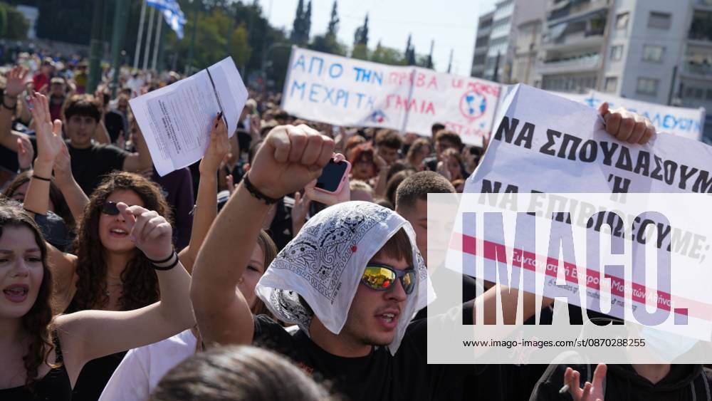 ATHENS, GREECE, OCTOBER 21, 2026: Students and educators march through central Athens towards the Greek Parliament during nationwide education protests and teachers strike action. Demonstrators demand increased public education funding, improved school facilities, smaller classes and higher teachers salaries, while opposing education privatisation. Athens Greece - ZUMAq101 20261021_zna_q101_258