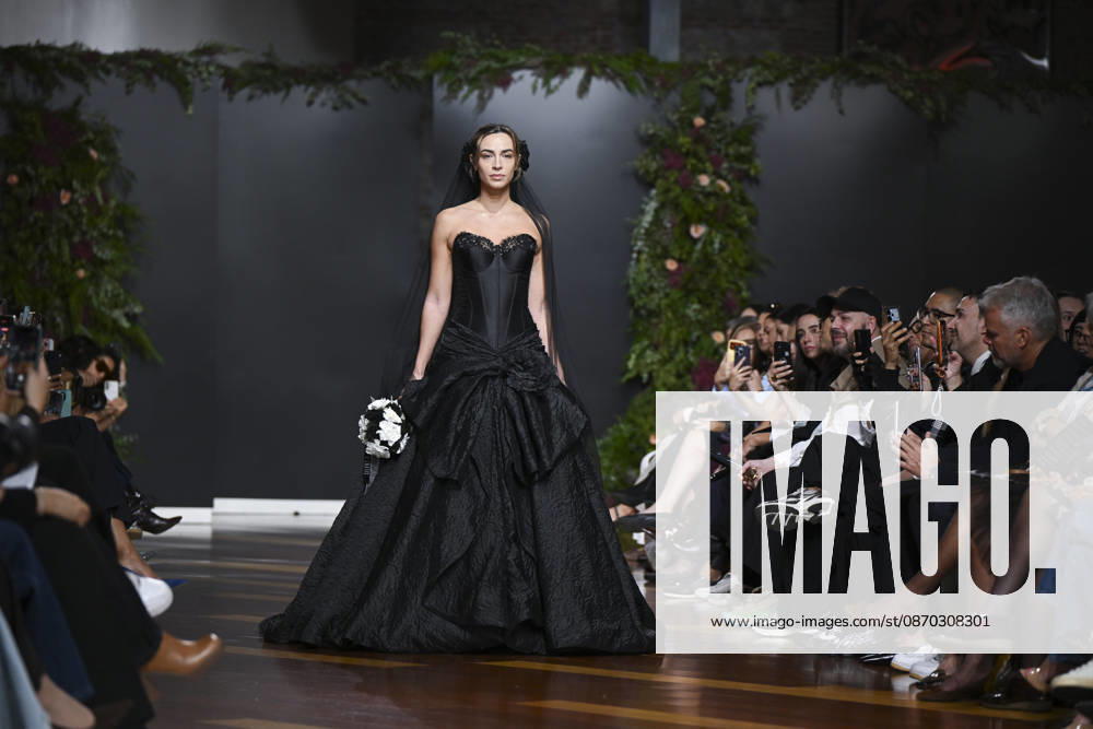 A model parades with design Jaime Jarque during ATELIER COUTURE – 16.ª edición, Fashion Week in Real Fabrica de Tapices Madrid Spain - ZUMAs197 20261021_aaa_s197_637