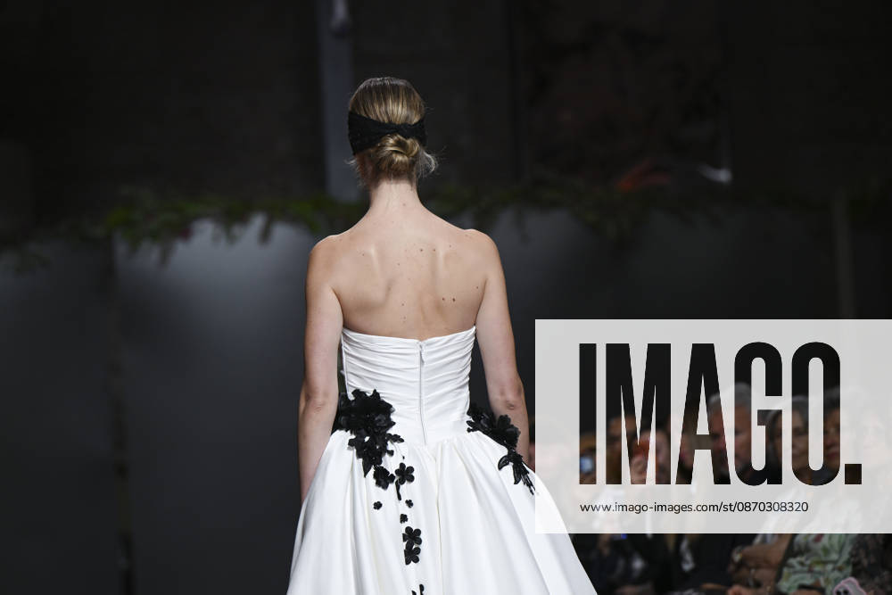 A model parades with design Jaime Jarque during ATELIER COUTURE – 16.ª edición, Fashion Week in Real Fabrica de Tapices Madrid Spain - ZUMAs197 20261021_aaa_s197_638