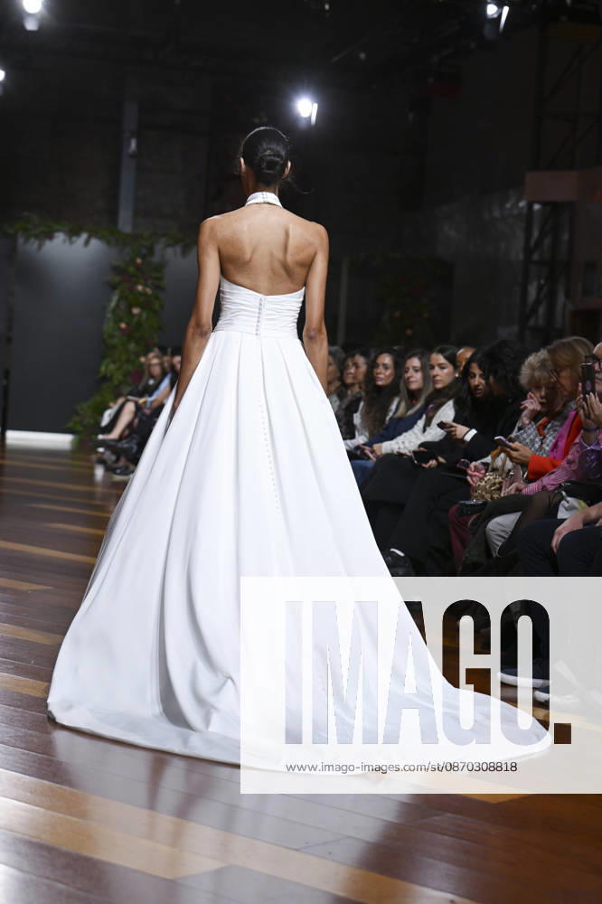 A model parades with design Jaime Jarque during ATELIER COUTURE – 16.ª edición, Fashion Week in Real Fabrica de Tapices Madrid Spain - ZUMAs197 20261021_aaa_s197_646