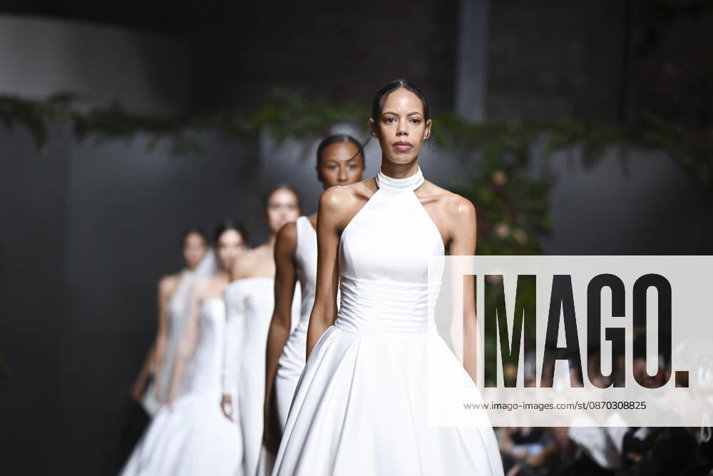 A model parades with design Jaime Jarque during ATELIER COUTURE – 16.ª edición, Fashion Week in Real Fabrica de Tapices Madrid Spain - ZUMAs197 20261021_aaa_s197_650