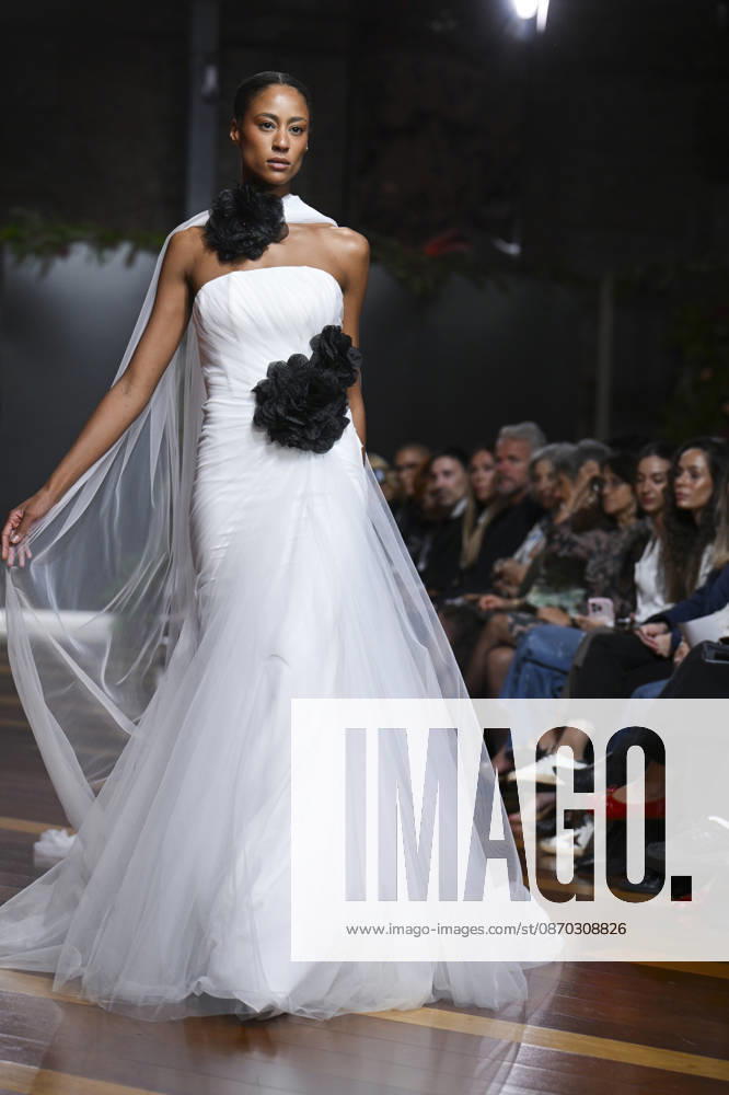 A model parades with design Jaime Jarque during ATELIER COUTURE – 16.ª edición, Fashion Week in Real Fabrica de Tapices Madrid Spain - ZUMAs197 20261021_aaa_s197_651