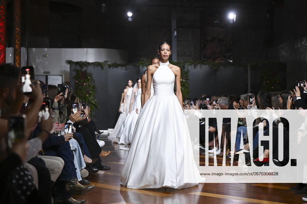 A model parades with design Jaime Jarque during ATELIER COUTURE – 16.ª edición, Fashion Week in Real Fabrica de Tapices Madrid Spain - ZUMAs197 20261021_aaa_s197_652