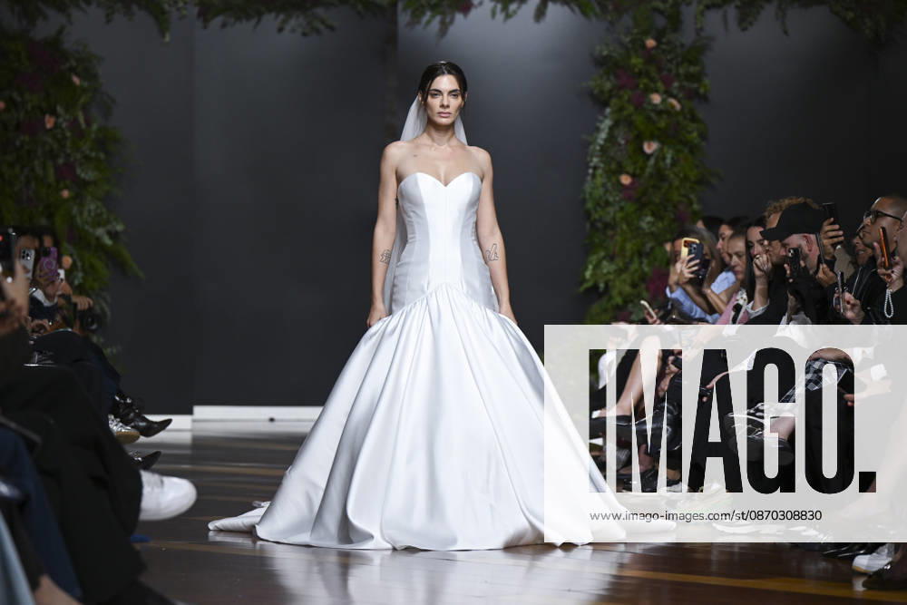 A model parades with design Jaime Jarque during ATELIER COUTURE – 16.ª edición, Fashion Week in Real Fabrica de Tapices Madrid Spain - ZUMAs197 20261021_aaa_s197_653