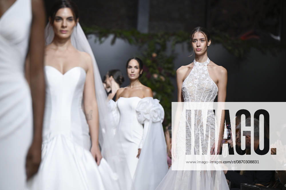 A model parades with design Jaime Jarque during ATELIER COUTURE – 16.ª edición, Fashion Week in Real Fabrica de Tapices Madrid Spain - ZUMAs197 20261021_aaa_s197_654