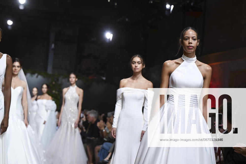 A model parades with design Jaime Jarque during ATELIER COUTURE – 16.ª edición, Fashion Week in Real Fabrica de Tapices Madrid Spain - ZUMAs197 20261021_aaa_s197_660