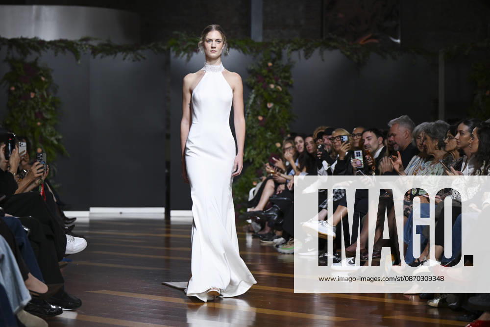A model parades with design Jaime Jarque during ATELIER COUTURE – 16.ª edición, Fashion Week in Real Fabrica de Tapices Madrid Spain - ZUMAs197 20261021_aaa_s197_661