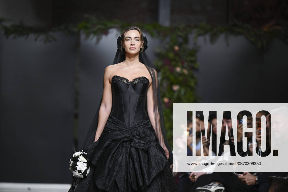 A model parades with design Jaime Jarque during ATELIER COUTURE – 16.ª edición, Fashion Week in Real Fabrica de Tapices Madrid Spain - ZUMAs197 20261021_aaa_s197_662