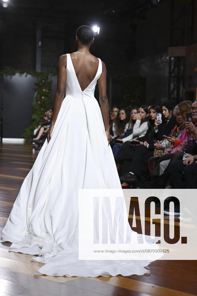 A model parades with design Jaime Jarque during ATELIER COUTURE – 16.ª edición, Fashion Week in Real Fabrica de Tapices Madrid Spain - ZUMAs197 20261021_aaa_s197_663