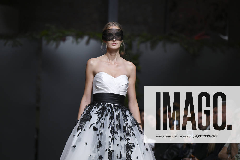A model parades with design Jaime Jarque during ATELIER COUTURE – 16.ª edición, Fashion Week in Real Fabrica de Tapices Madrid Spain - ZUMAs197 20261021_aaa_s197_667