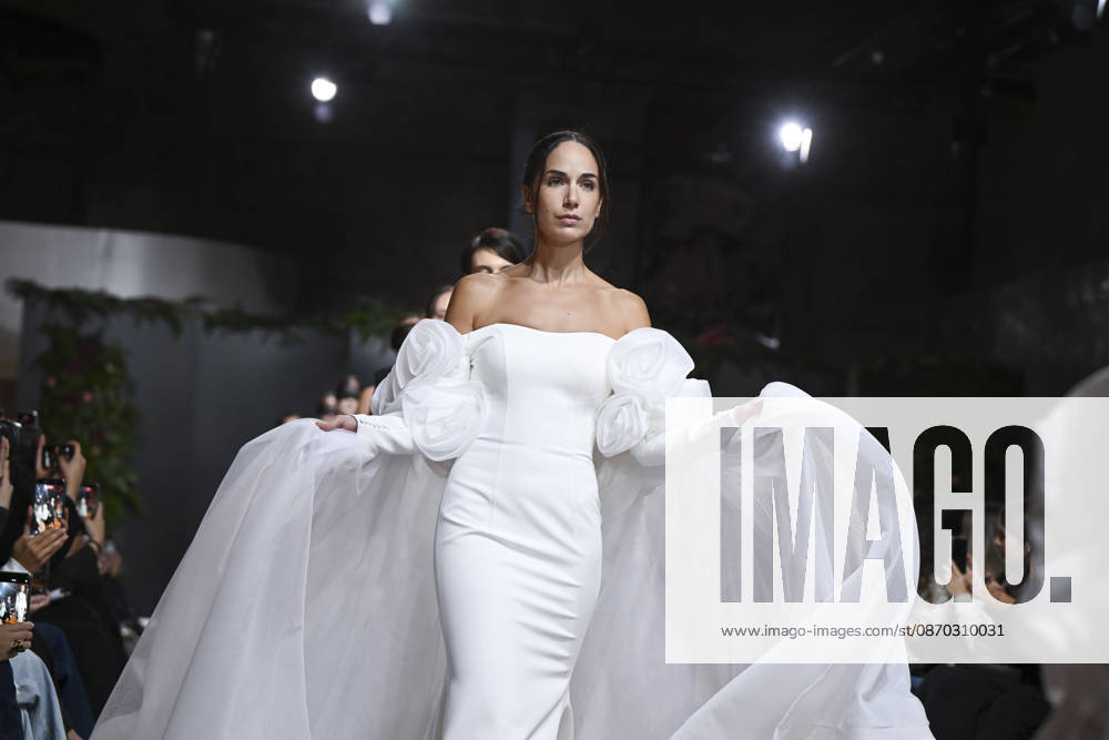 A model parades with design Jaime Jarque during ATELIER COUTURE – 16.ª edición, Fashion Week in Real Fabrica de Tapices Madrid Spain - ZUMAs197 20261021_aaa_s197_670