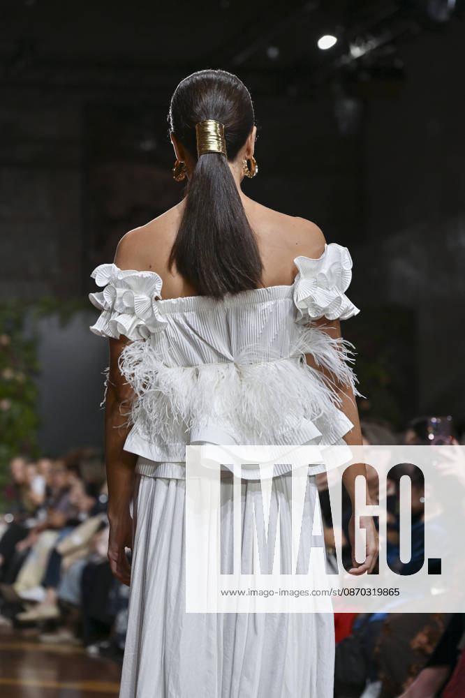 A model parades with design ANMARGO during ATELIER COUTURE – 16.ª edición, Fashion Week in Real Fabrica de Tapices. Madrid Spain - ZUMAs197 20261021_aaa_s197_782