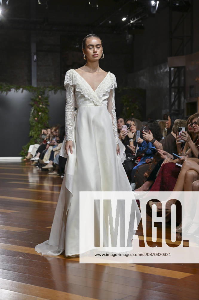 A model parades with design ANMARGO during ATELIER COUTURE – 16.ª edición, Fashion Week in Real Fabrica de Tapices. Madrid Spain - ZUMAs197 20261021_aaa_s197_762