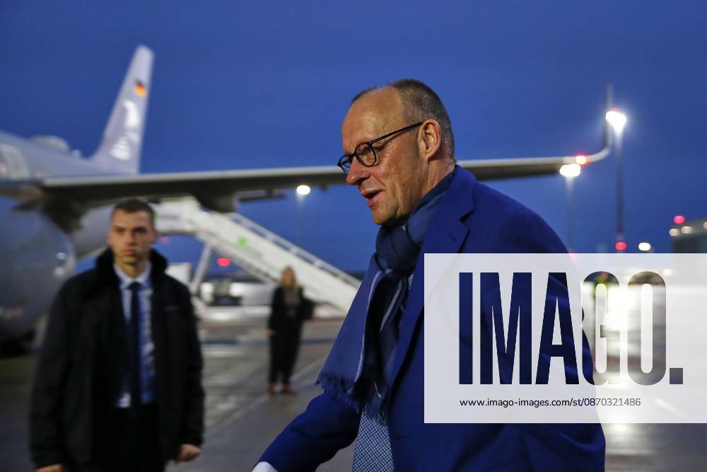 Schönefeld bei Berlin, Brandenburg, Deutschland, 22.10.2026: Flughafen BER: Auslandsreise des Kanzlers nach Montenegro: Bundeskanzler Friedrich Merz (CDU) kommt auf dem Rollfeld an und steigt beim Abflug in ein Flugzeug der Flugbereitschaft.