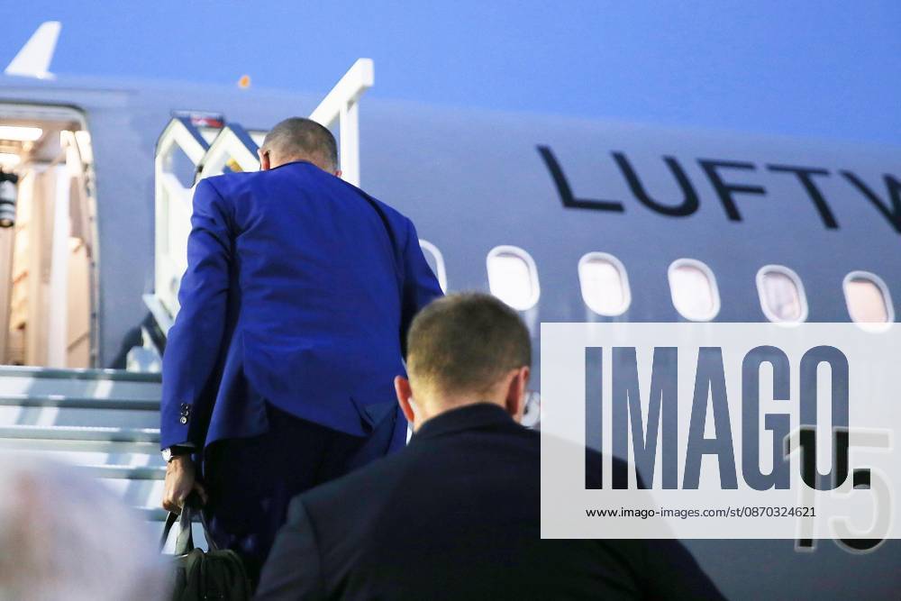 Schönefeld bei Berlin, Brandenburg, Deutschland, 22.10.2026: Flughafen BER: Auslandsreise des Kanzlers nach Montenegro: Bundeskanzler Friedrich Merz (CDU) kommt auf dem Rollfeld an und steigt beim Abflug in ein Flugzeug der Flugbereitschaft.