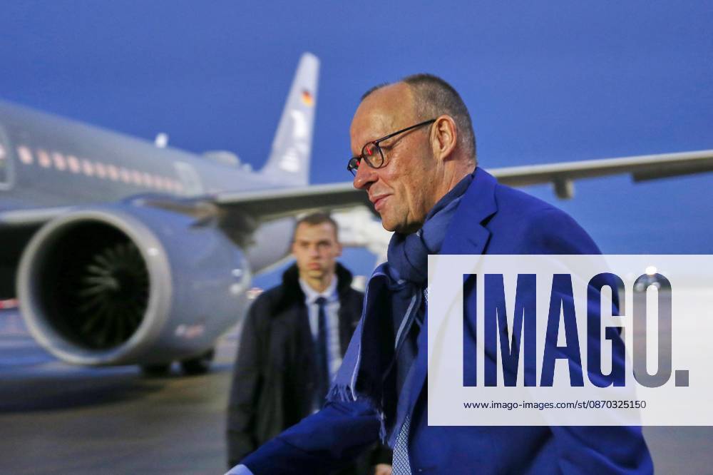 Schönefeld bei Berlin, Brandenburg, Deutschland, 22.10.2026: Flughafen BER: Auslandsreise des Kanzlers nach Montenegro: Bundeskanzler Friedrich Merz (CDU) kommt auf dem Rollfeld an und steigt beim Abflug in ein Flugzeug der Flugbereitschaft.