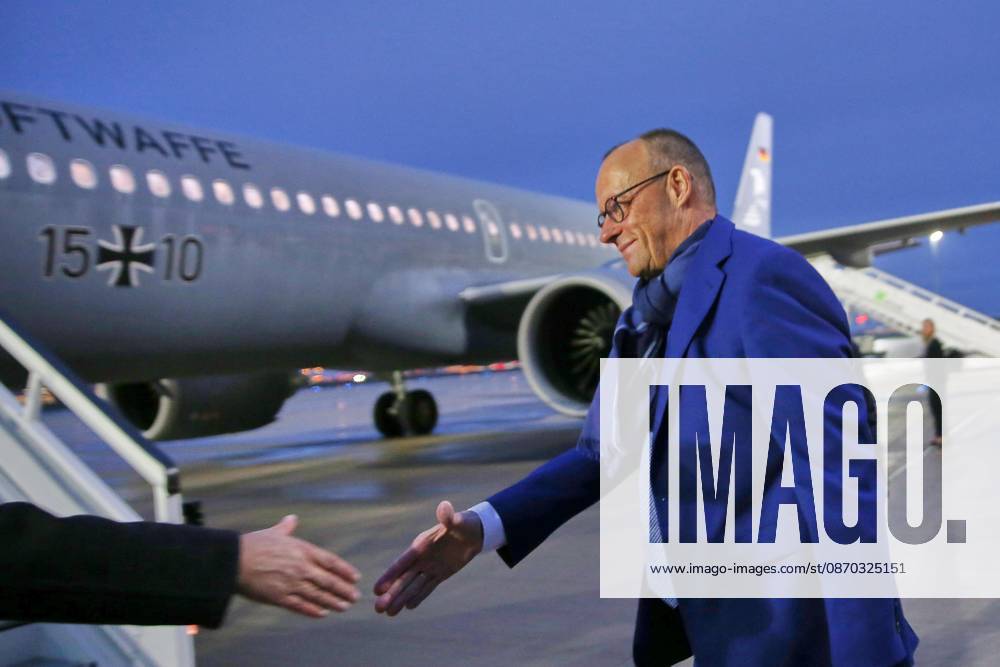 Schönefeld bei Berlin, Brandenburg, Deutschland, 22.10.2026: Flughafen BER: Auslandsreise des Kanzlers nach Montenegro: Bundeskanzler Friedrich Merz (CDU) kommt auf dem Rollfeld an und steigt beim Abflug in ein Flugzeug der Flugbereitschaft.