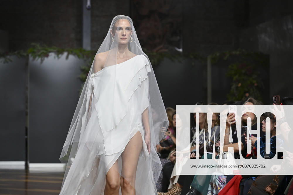 A model parades with design ANMARGO during ATELIER COUTURE – 16.ª edición, Fashion Week in Real Fabrica de Tapices. Madrid Spain - ZUMAs197 20261021_aaa_s197_754