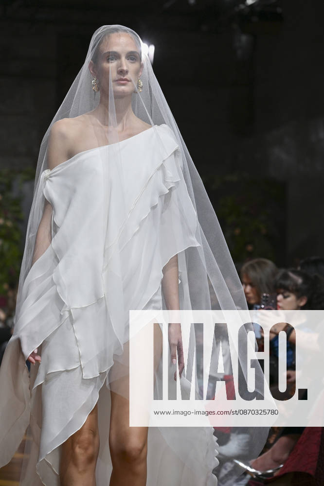 A model parades with design ANMARGO during ATELIER COUTURE – 16.ª edición, Fashion Week in Real Fabrica de Tapices. Madrid Spain - ZUMAs197 20261021_aaa_s197_756