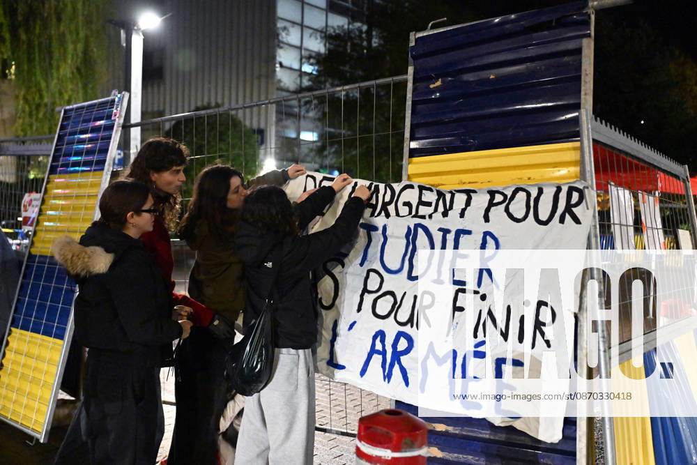 Students blocked the ULB campus in Brussels BRUSSELS, BELGIUM - OCTOBER 22: Students at the Universite Libre de Bruxelles (ULB) Solbosch Campus erect barricades and hang protest banners blocking campus entrances in Brussels, Belgium on Wednesday, October 22, 2026. Demonstrators assembled to protest planned tuition fee increases and budget cuts targeting higher education funding across the Wallonia-Brussels Federation. Dursun Aydemir Anadolu Brussels Belgium. Editorial use only. Please get in touch for any other usage.