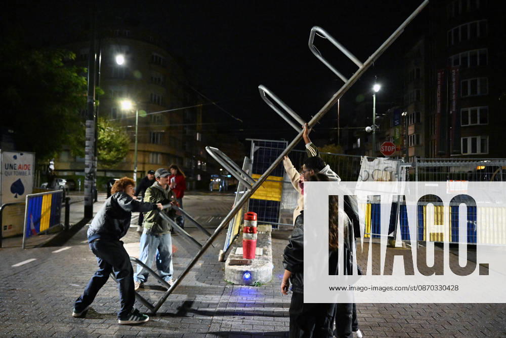 Students blocked the ULB campus in Brussels BRUSSELS, BELGIUM - OCTOBER 22: Students at the Universite Libre de Bruxelles (ULB) Solbosch Campus erect barricades and hang protest banners blocking campus entrances in Brussels, Belgium on Wednesday, October 22, 2026. Demonstrators assembled to protest planned tuition fee increases and budget cuts targeting higher education funding across the Wallonia-Brussels Federation. Dursun Aydemir Anadolu Brussels Belgium. Editorial use only. Please get in touch for any other usage.