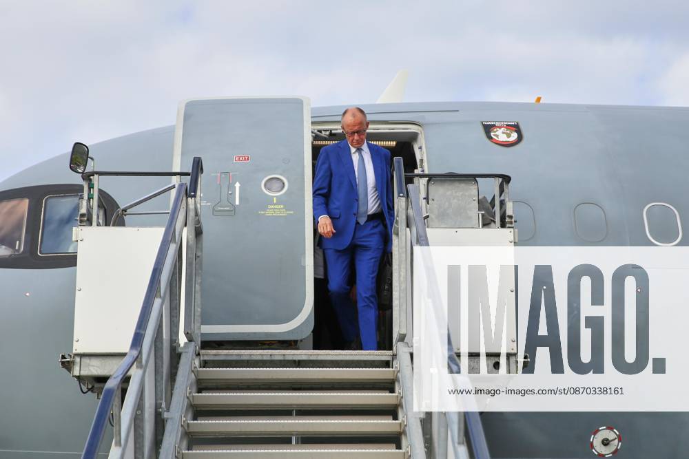 Tivat, Montenegro, 22.10.2026: Flughafen Tivat: Auslandsreise des Kanzlers zum Berlin Prozess -Gipfel: Bundeskanzler Friedrich Merz (CDU) steigt aus dem Flugzeug der Flugbereitschaft.