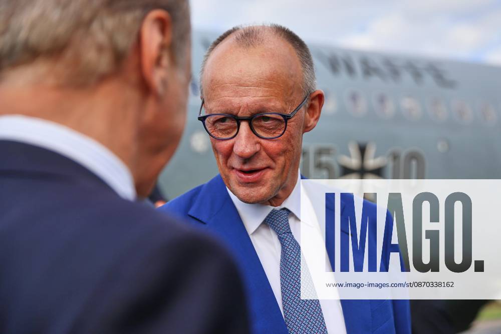 Tivat, Montenegro, 22.10.2026: Flughafen Tivat: Auslandsreise des Kanzlers zum Berlin Prozess -Gipfel: Bundeskanzler Friedrich Merz (CDU) steigt aus dem Flugzeug der Flugbereitschaft.