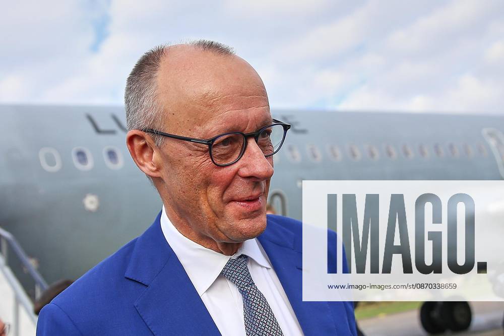 Tivat, Montenegro, 22.10.2026: Flughafen Tivat: Auslandsreise des Kanzlers zum Berlin Prozess -Gipfel: Bundeskanzler Friedrich Merz (CDU) steigt aus dem Flugzeug der Flugbereitschaft.