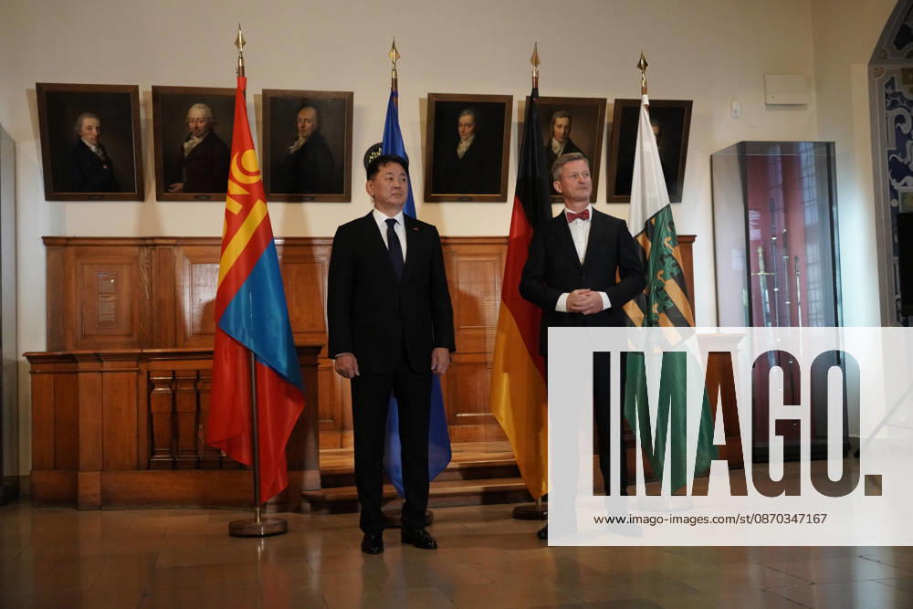 Leipzig - Mongolischer Staatspräsident in Sachsen Staatsbesuch mit Empfang am Alten Rathaus und Besuch der Universität Der mongolische Staatspräsident Ukhnaa Khurelsukh besucht am Donnerstag im Rahmen seines Staatsbesuchs in Deutschland die sächsische Stadt Leipzig. Gegen 10 Uhr wurde das Staatsoberhaupt am Alten Rathaus vom Chef der Sächsischen Staatskanzlei, Dr. Andreas Handschuh, sowie Leipzigs Erstem Bürgermeister Torsten Bonew empfangen. Für die Ankunft war bei entsprechender Witterung eine Kradeskorte vorgesehen. Im Anschluss stehen Eintragungen in das Gästebuch des Freistaates Sachsen und das Goldene Buch der Stadt Leipzig sowie der Austausch von Kooperationsverträgen zwischen sächsischen und mongolischen Hochschulen au