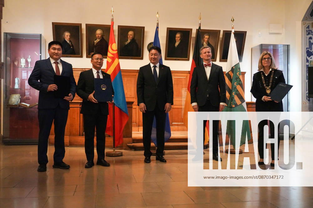 Leipzig - Mongolischer Staatspräsident in Sachsen Staatsbesuch mit Empfang am Alten Rathaus und Besuch der Universität Der mongolische Staatspräsident Ukhnaa Khurelsukh besucht am Donnerstag im Rahmen seines Staatsbesuchs in Deutschland die sächsische Stadt Leipzig. Gegen 10 Uhr wurde das Staatsoberhaupt am Alten Rathaus vom Chef der Sächsischen Staatskanzlei, Dr. Andreas Handschuh, sowie Leipzigs Erstem Bürgermeister Torsten Bonew empfangen. Für die Ankunft war bei entsprechender Witterung eine Kradeskorte vorgesehen. Im Anschluss stehen Eintragungen in das Gästebuch des Freistaates Sachsen und das Goldene Buch der Stadt Leipzig sowie der Austausch von Kooperationsverträgen zwischen sächsischen und mongolischen Hochschulen au