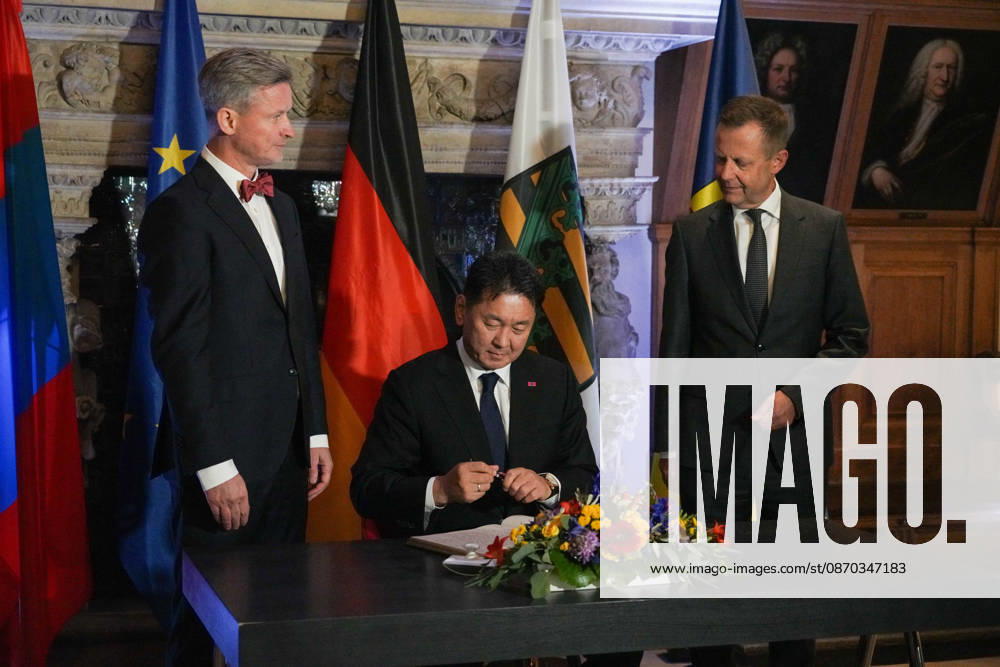 Leipzig - Mongolischer Staatspräsident in Sachsen Staatsbesuch mit Empfang am Alten Rathaus und Besuch der Universität Der mongolische Staatspräsident Ukhnaa Khurelsukh besucht am Donnerstag im Rahmen seines Staatsbesuchs in Deutschland die sächsische Stadt Leipzig. Gegen 10 Uhr wurde das Staatsoberhaupt am Alten Rathaus vom Chef der Sächsischen Staatskanzlei, Dr. Andreas Handschuh, sowie Leipzigs Erstem Bürgermeister Torsten Bonew empfangen. Für die Ankunft war bei entsprechender Witterung eine Kradeskorte vorgesehen. Im Anschluss stehen Eintragungen in das Gästebuch des Freistaates Sachsen und das Goldene Buch der Stadt Leipzig sowie der Austausch von Kooperationsverträgen zwischen sächsischen und mongolischen Hochschulen au