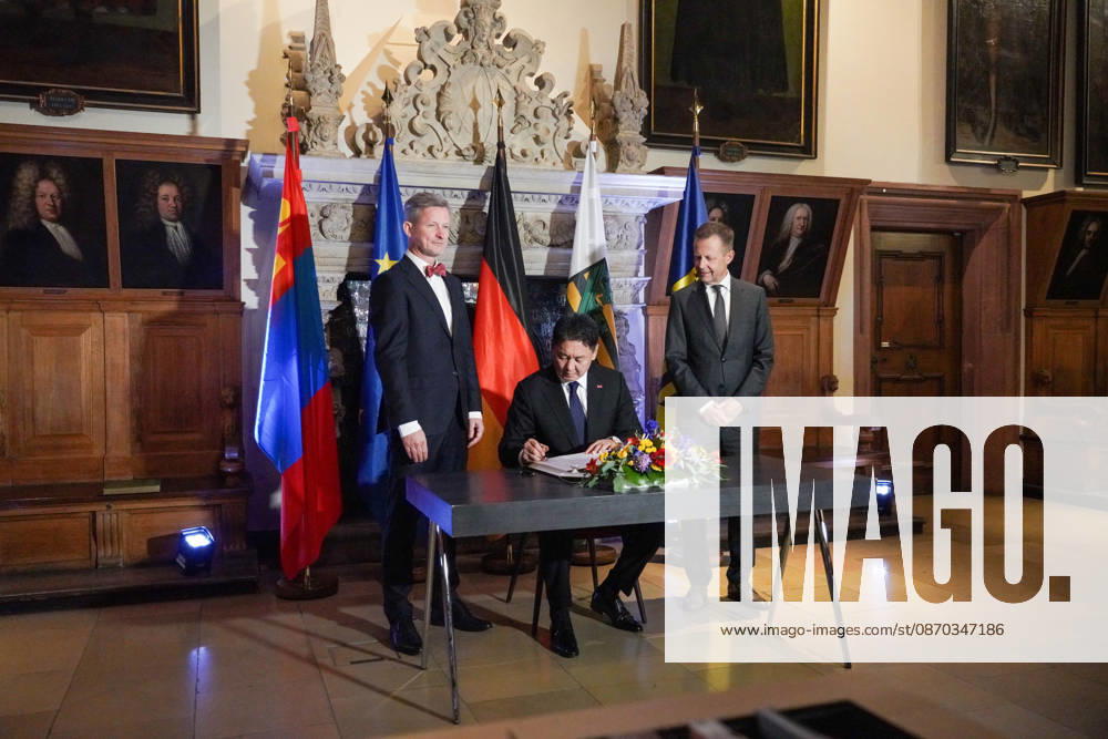 Leipzig - Mongolischer Staatspräsident in Sachsen Staatsbesuch mit Empfang am Alten Rathaus und Besuch der Universität Der mongolische Staatspräsident Ukhnaa Khurelsukh besucht am Donnerstag im Rahmen seines Staatsbesuchs in Deutschland die sächsische Stadt Leipzig. Gegen 10 Uhr wurde das Staatsoberhaupt am Alten Rathaus vom Chef der Sächsischen Staatskanzlei, Dr. Andreas Handschuh, sowie Leipzigs Erstem Bürgermeister Torsten Bonew empfangen. Für die Ankunft war bei entsprechender Witterung eine Kradeskorte vorgesehen. Im Anschluss stehen Eintragungen in das Gästebuch des Freistaates Sachsen und das Goldene Buch der Stadt Leipzig sowie der Austausch von Kooperationsverträgen zwischen sächsischen und mongolischen Hochschulen au
