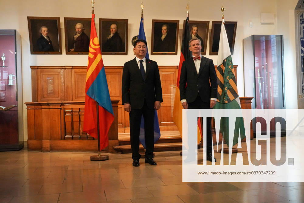 Leipzig - Mongolischer Staatspräsident in Sachsen Staatsbesuch mit Empfang am Alten Rathaus und Besuch der Universität Der mongolische Staatspräsident Ukhnaa Khurelsukh besucht am Donnerstag im Rahmen seines Staatsbesuchs in Deutschland die sächsische Stadt Leipzig. Gegen 10 Uhr wurde das Staatsoberhaupt am Alten Rathaus vom Chef der Sächsischen Staatskanzlei, Dr. Andreas Handschuh, sowie Leipzigs Erstem Bürgermeister Torsten Bonew empfangen. Für die Ankunft war bei entsprechender Witterung eine Kradeskorte vorgesehen. Im Anschluss stehen Eintragungen in das Gästebuch des Freistaates Sachsen und das Goldene Buch der Stadt Leipzig sowie der Austausch von Kooperationsverträgen zwischen sächsischen und mongolischen Hochschulen au