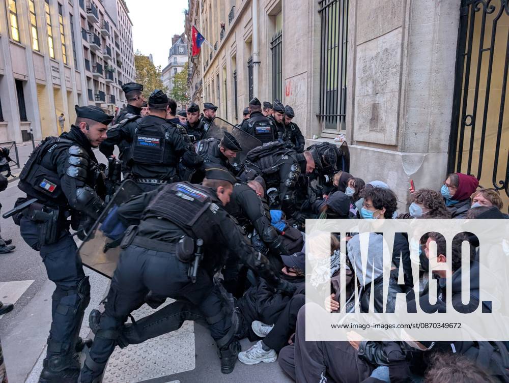 Students stage sit-in protest at Sciences Po Paris PARIS, FRANCE - OCTOBER 22: French gendarmerie officers intervene as students stage a sit-in protest outside Sciences Po Paris in Paris, France, on October 22, 2026. Officers attempt to remove seated protesters from the area during the demonstration. Luc Auffret Anadolu Paris France. Editorial use only. Please get in touch for any other usage.
