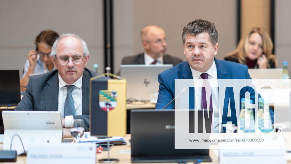 Auftakt Beginn der MPK - Sven Schulze, geschäftsführender Ministerpräsident Sachsen-Anhalt (rechts im Bild) mit dem Chef der Staatskanzlei Gert Zender;Konferenz der Regierungschefs der Länder Ministerpräsidentenkonferenz MPK in Berlin, Berlin Berlin Deutschland Bundesratsgebäude