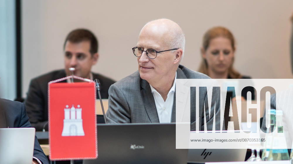 Auftakt Beginn der MPK - Peter Tschentscher, Erster Bürgermeister Hamburg, im Hintergrund Christopher Harms, Pressesprecher des Hamburger Senats;Konferenz der Regierungschefs der Länder Ministerpräsidentenkonferenz MPK in Berlin, Berlin Berlin Deutschland Bundesratsgebäude