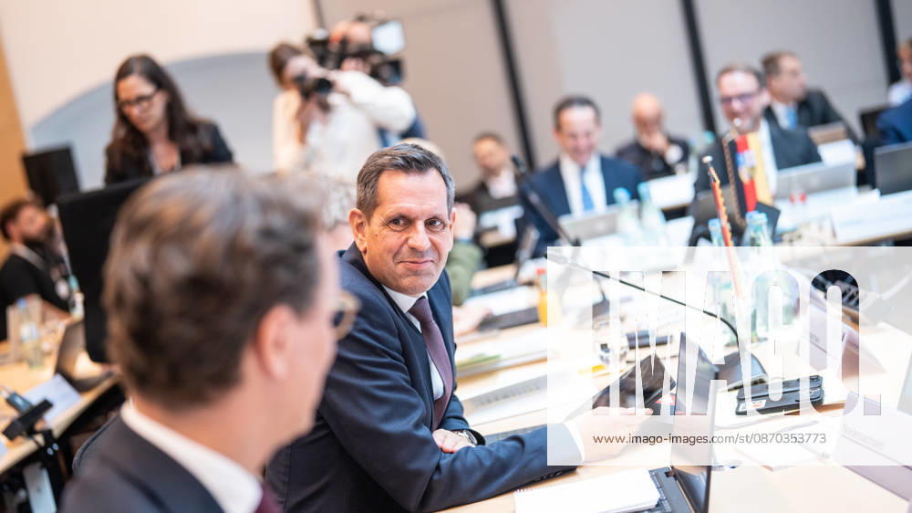 Auftakt Beginn der MPK - Olaf Lies, Ministerpräsident Niedersachsen, mit Hendrik Wüst, Ministerpräsident Nordrhein-Westfalen links im Unschärfebereich;Konferenz der Regierungschefs der Länder Ministerpräsidentenkonferenz MPK in Berlin, Berlin Berlin Deutschland Bundesratsgebäude
