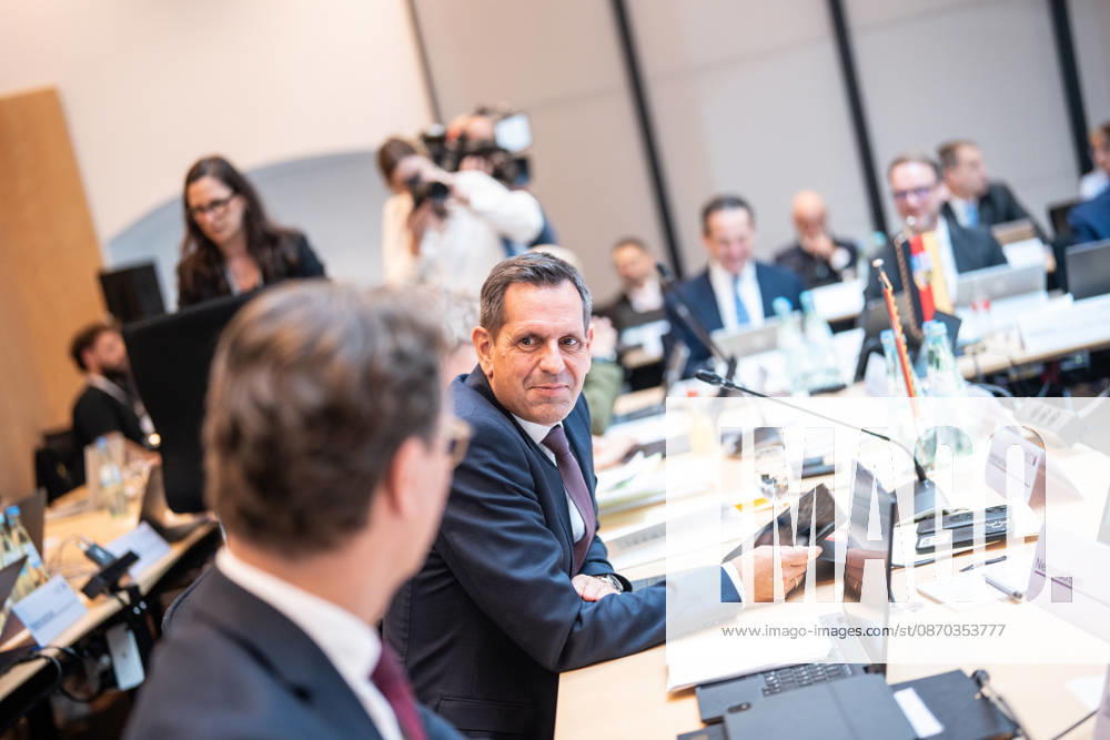 Auftakt Beginn der MPK - Olaf Lies, Ministerpräsident Niedersachsen, mit Hendrik Wüst, Ministerpräsident Nordrhein-Westfalen links im Unschärfebereich;Konferenz der Regierungschefs der Länder Ministerpräsidentenkonferenz MPK in Berlin, Berlin Berlin Deutschland Bundesratsgebäude