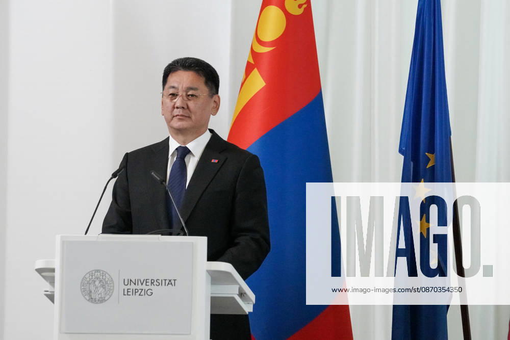Leipzig - Mongolischer Staatspräsident in Sachsen Staatsbesuch mit Empfang am Alten Rathaus und Besuch der Universität Der mongolische Staatspräsident Ukhnaa Khurelsukh besucht am Donnerstag im Rahmen seines Staatsbesuchs in Deutschland die sächsische Stadt Leipzig. Gegen 10 Uhr wurde das Staatsoberhaupt am Alten Rathaus vom Chef der Sächsischen Staatskanzlei, Dr. Andreas Handschuh, sowie Leipzigs Erstem Bürgermeister Torsten Bonew empfangen. Für die Ankunft war bei entsprechender Witterung eine Kradeskorte vorgesehen. Im Anschluss stehen Eintragungen in das Gästebuch des Freistaates Sachsen und das Goldene Buch der Stadt Leipzig sowie der Austausch von Kooperationsverträgen zwischen sächsischen und mongolischen Hochschulen au