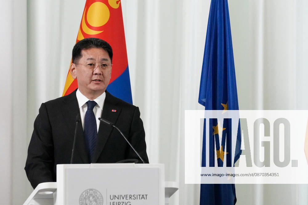 Leipzig - Mongolischer Staatspräsident in Sachsen Staatsbesuch mit Empfang am Alten Rathaus und Besuch der Universität Der mongolische Staatspräsident Ukhnaa Khurelsukh besucht am Donnerstag im Rahmen seines Staatsbesuchs in Deutschland die sächsische Stadt Leipzig. Gegen 10 Uhr wurde das Staatsoberhaupt am Alten Rathaus vom Chef der Sächsischen Staatskanzlei, Dr. Andreas Handschuh, sowie Leipzigs Erstem Bürgermeister Torsten Bonew empfangen. Für die Ankunft war bei entsprechender Witterung eine Kradeskorte vorgesehen. Im Anschluss stehen Eintragungen in das Gästebuch des Freistaates Sachsen und das Goldene Buch der Stadt Leipzig sowie der Austausch von Kooperationsverträgen zwischen sächsischen und mongolischen Hochschulen au
