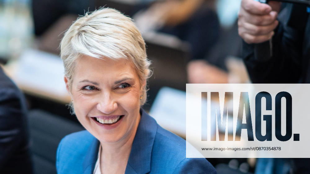 Auftakt Beginn der MPK - Manuela Schwesig, Ministerpräsidentin Mecklenburg-Vorpommern;Konferenz der Regierungschefs der Länder Ministerpräsidentenkonferenz MPK in Berlin, Berlin Berlin Deutschland Bundesratsgebäude