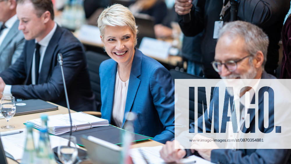 Auftakt Beginn der MPK - Manuela Schwesig, Ministerpräsidentin Mecklenburg-Vorpommern;Konferenz der Regierungschefs der Länder Ministerpräsidentenkonferenz MPK in Berlin, Berlin Berlin Deutschland Bundesratsgebäude