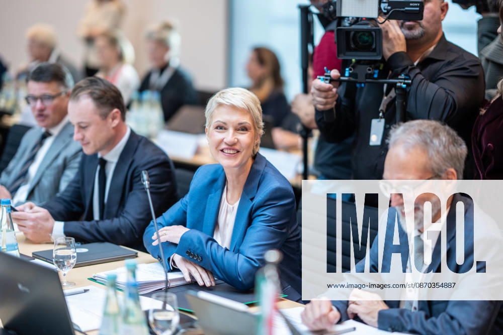Auftakt Beginn der MPK - Manuela Schwesig, Ministerpräsidentin Mecklenburg-Vorpommern;Konferenz der Regierungschefs der Länder Ministerpräsidentenkonferenz MPK in Berlin, Berlin Berlin Deutschland Bundesratsgebäude