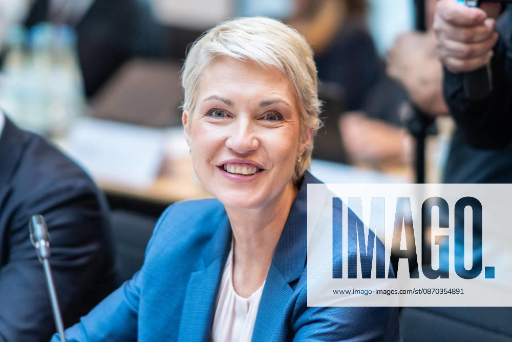 Auftakt Beginn der MPK - Manuela Schwesig, Ministerpräsidentin Mecklenburg-Vorpommern;Konferenz der Regierungschefs der Länder Ministerpräsidentenkonferenz MPK in Berlin, Berlin Berlin Deutschland Bundesratsgebäude