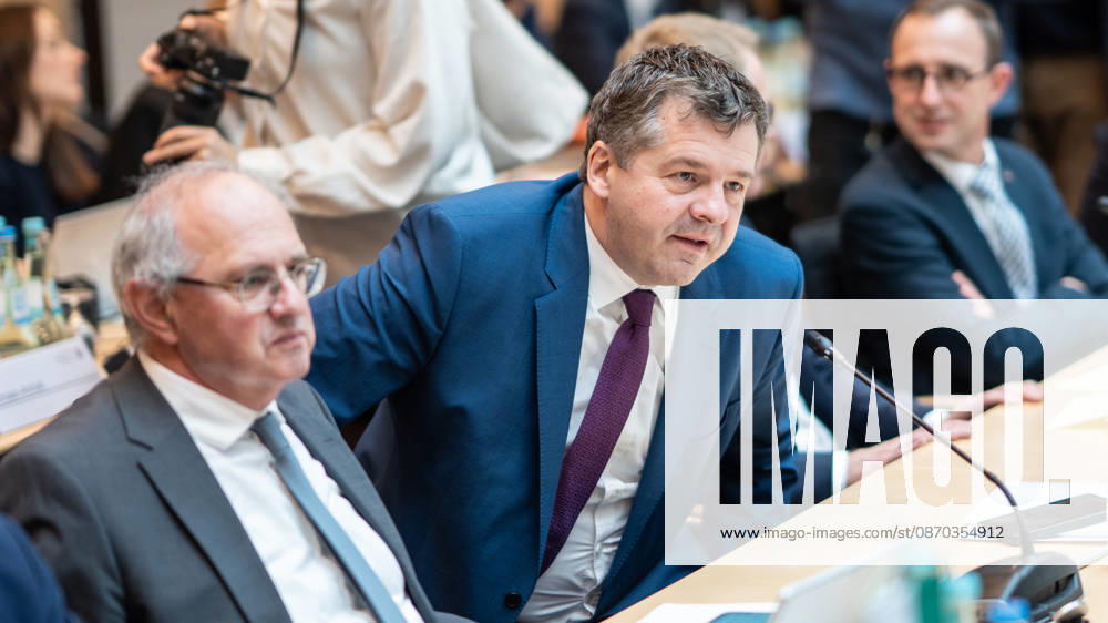 Auftakt Beginn der MPK - Sven Schulze, geschäftsführender Ministerpräsident Sachsen-Anhalt (rechts im Bild) mit dem Chef der Staatskanzlei Gert Zender;Konferenz der Regierungschefs der Länder Ministerpräsidentenkonferenz MPK in Berlin, Berlin Berlin Deutschland Bundesratsgebäude