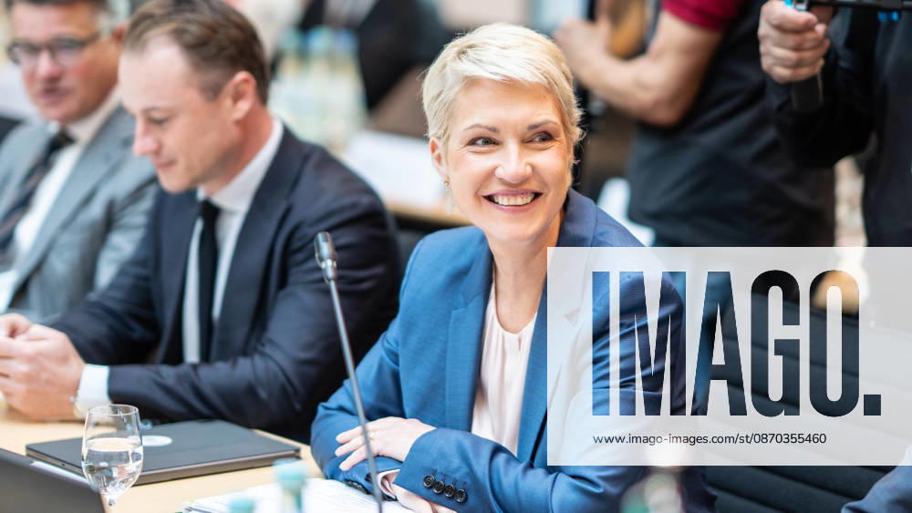 Auftakt Beginn der MPK - Manuela Schwesig, Ministerpräsidentin Mecklenburg-Vorpommern;Konferenz der Regierungschefs der Länder Ministerpräsidentenkonferenz MPK in Berlin, Berlin Berlin Deutschland Bundesratsgebäude