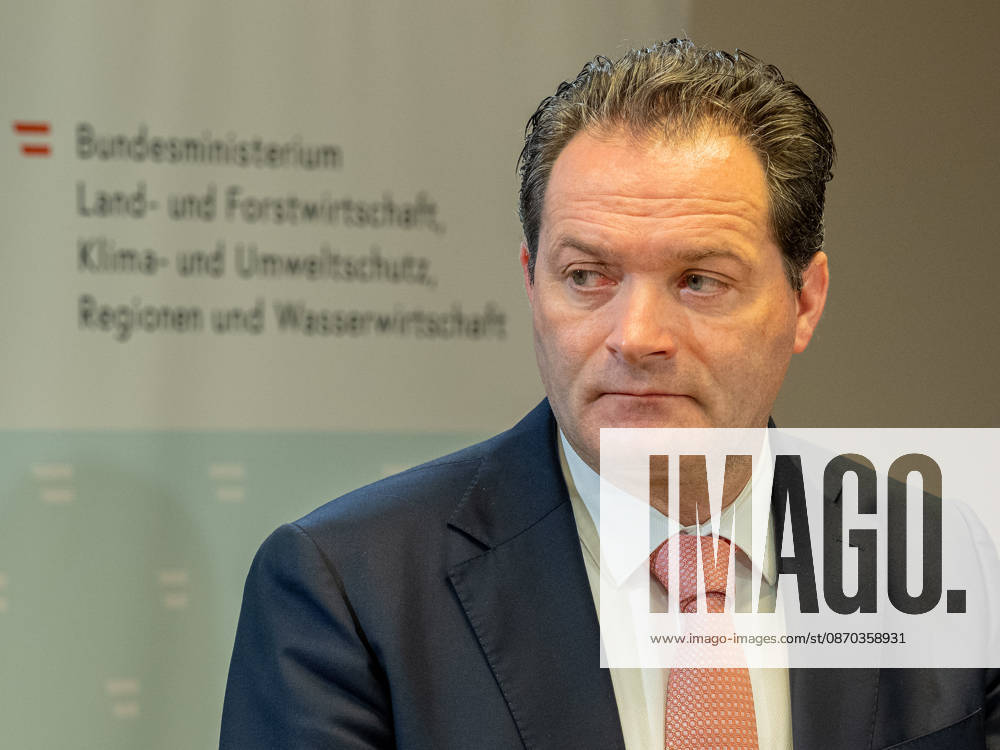 2026-10-22-Präsentation im BMLUK Bundesminister für Land- und Forstwirtschaft, Klima- und Umweltschutz, Regionen und Wasserwirtschaft Norbert Totschnig (ÖVP) am 22. Oktober 2026 bei der Präsentation einer Studie zu Lebensqualität in Gemeinden und Perspektiven für lebendige Regionen im Bundesministerium für Land- und Forstwirtschaft, Klima- und Umweltschutz, Regionen und Wasserwirtschaft in Wien, Wien, Österreich .