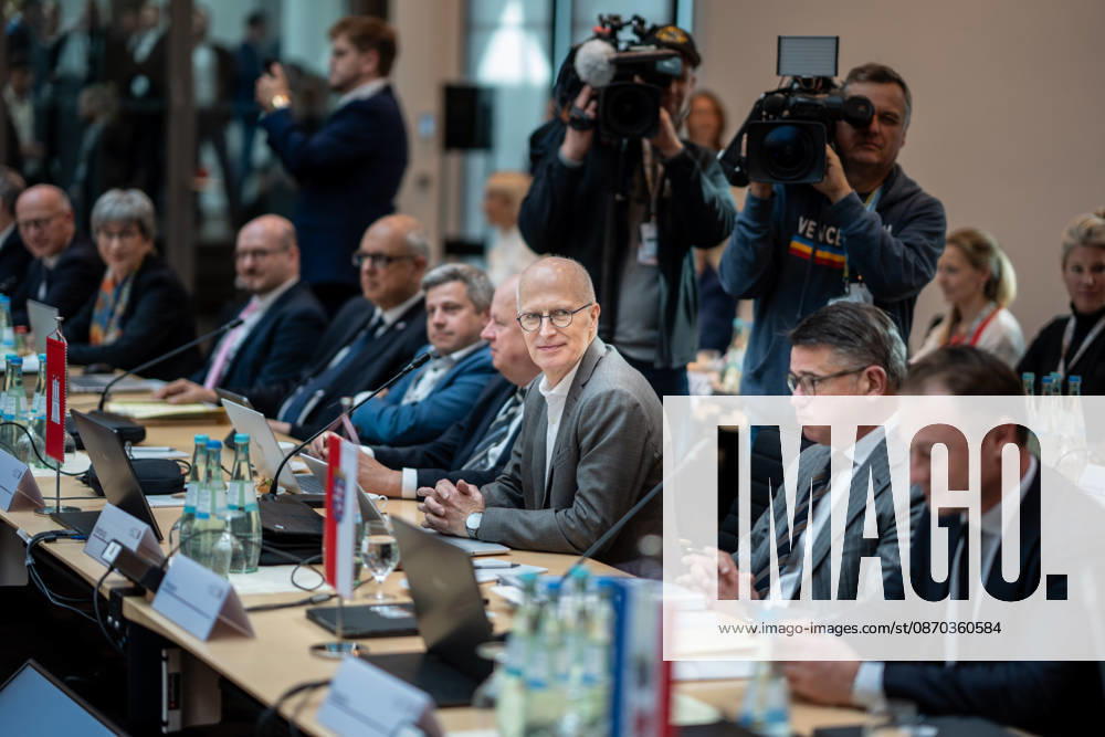 Auftakt Beginn der MPK - Peter Tschentscher, Erster Bürgermeister Hamburg, mit Boris Rhein, Ministerpräsident Hessen;Konferenz der Regierungschefs der Länder Ministerpräsidentenkonferenz MPK in Berlin, Berlin Berlin Deutschland Bundesratsgebäude